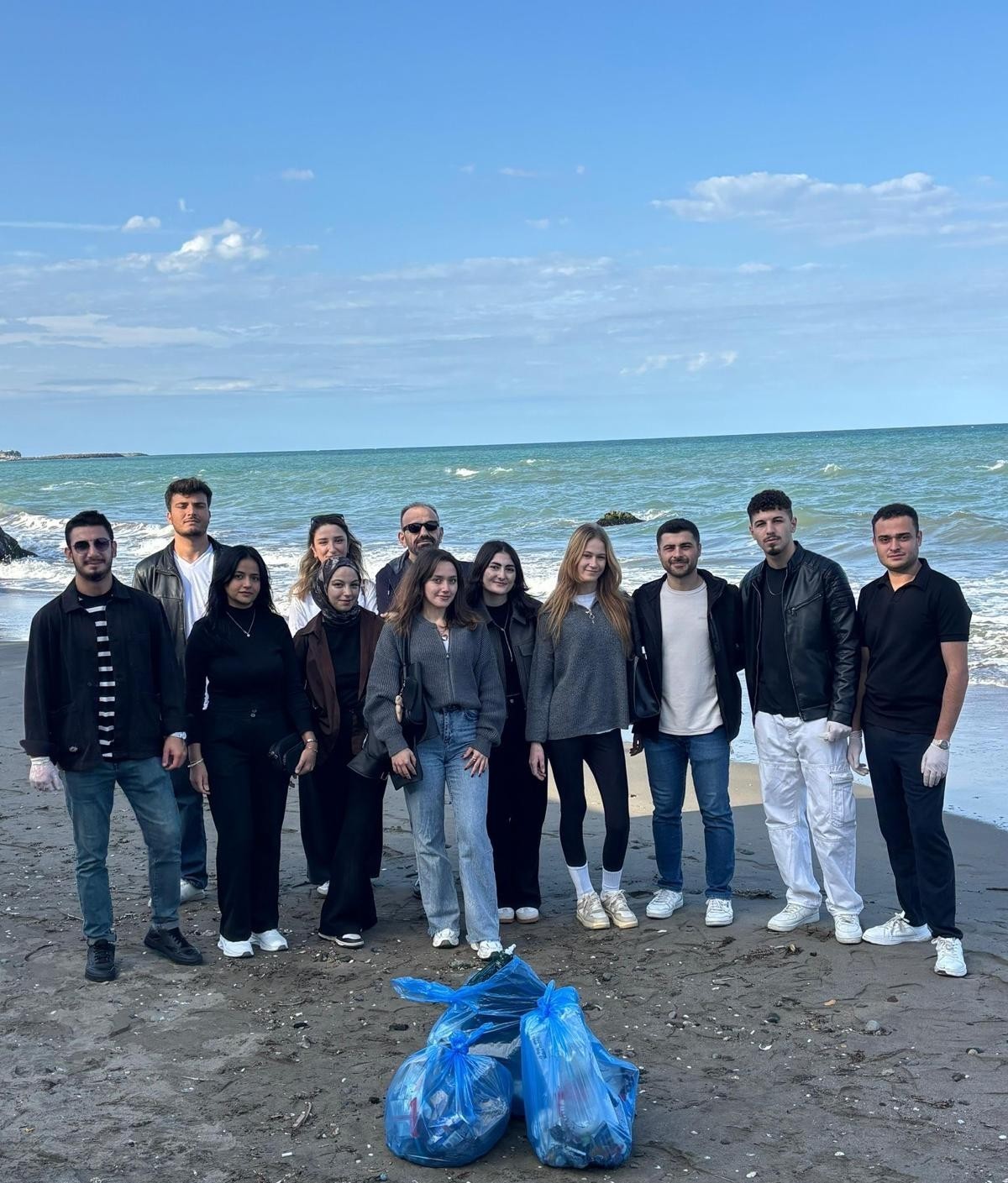 Üniversite öğrencilerinden çevre temizliği etkinliği
