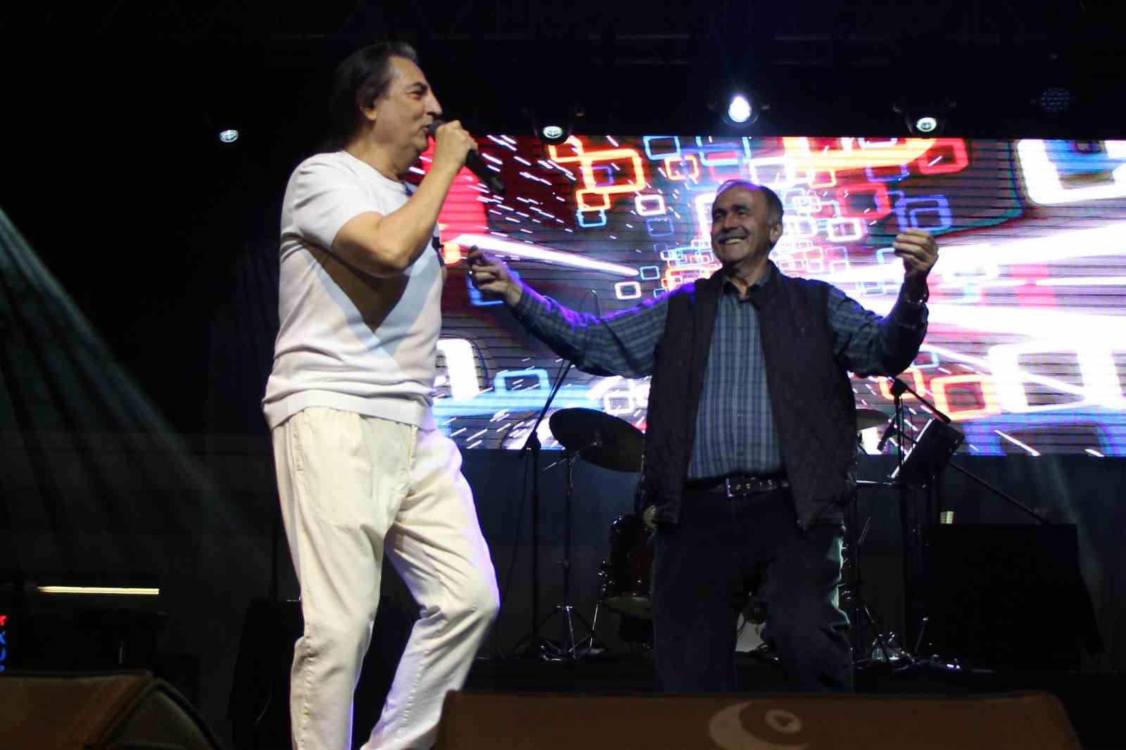 Ünlü şarkıcı Çelik, Amasya konserinde mahalle muhtarıyla sahnede oynadı
