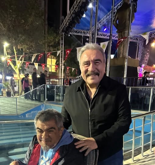 Ünlü sanatçı Ümit Besen, engelli hayranını mutlu etti
