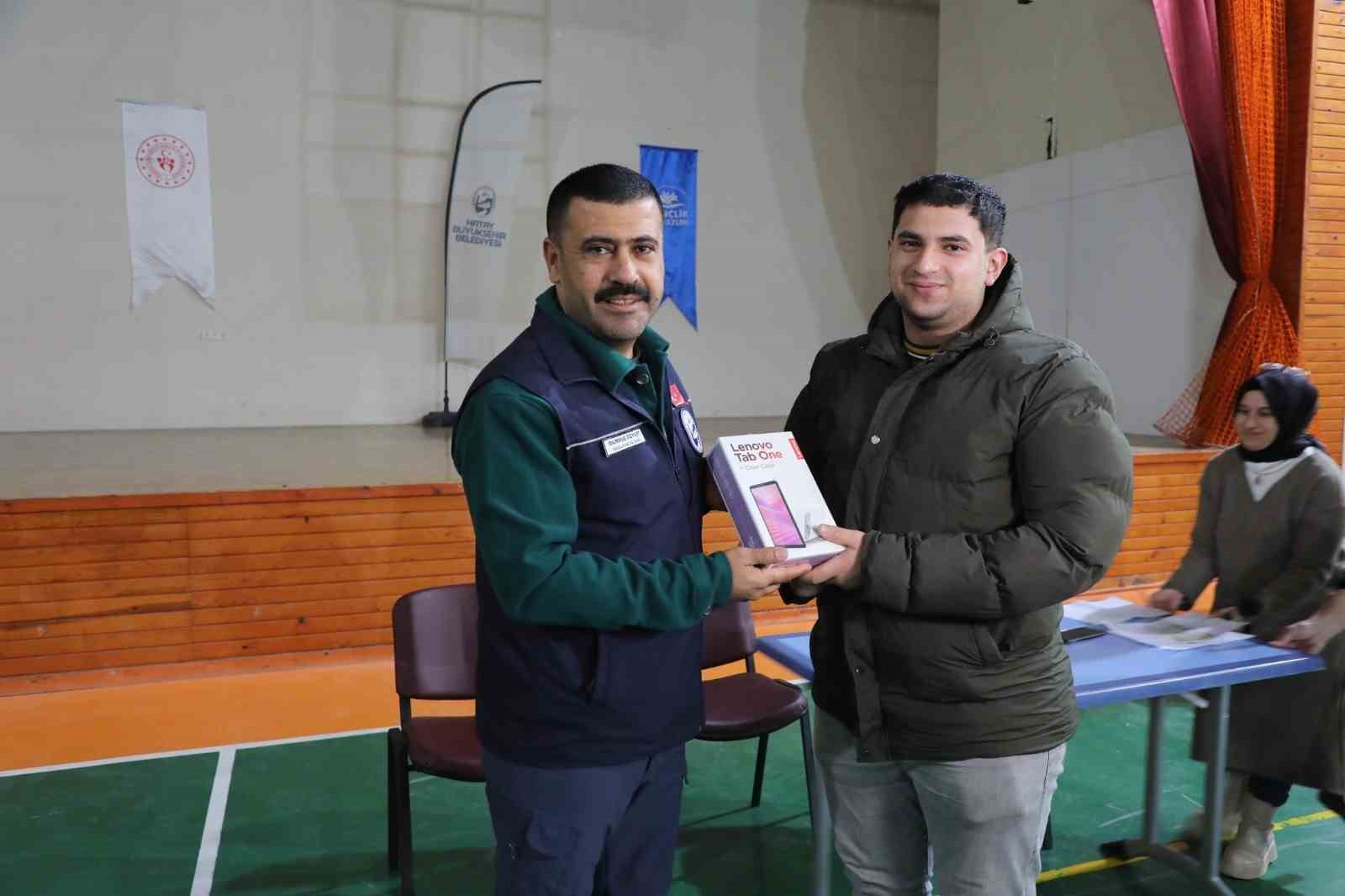 Depremzede öğrencilere burs ve tablet desteği
