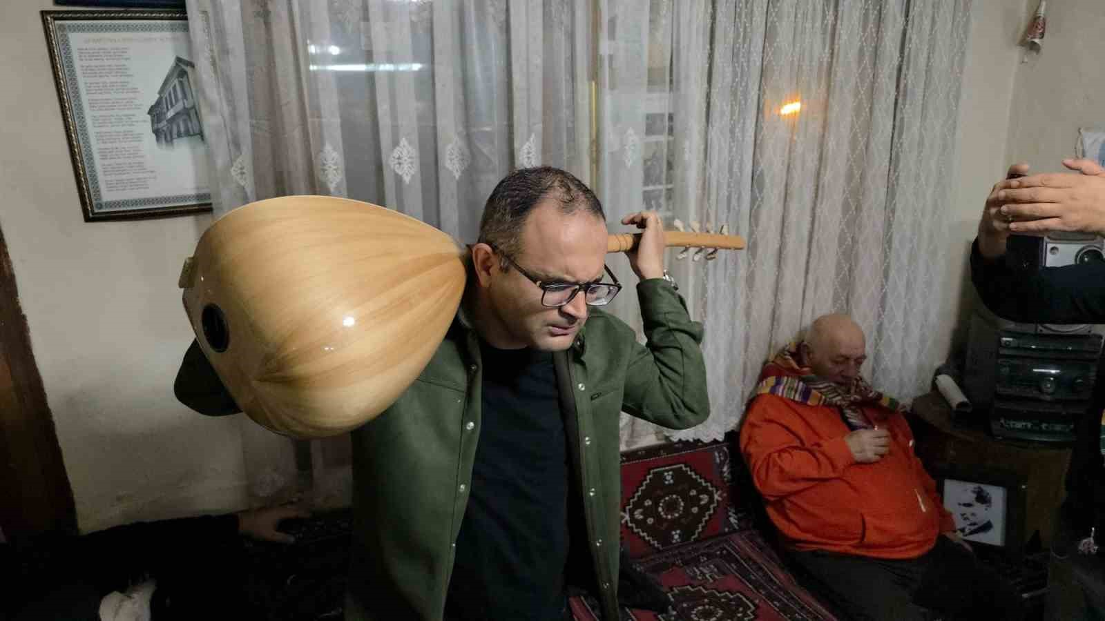 Görme engelli sanatçı sazı ensesinde çalıyor
