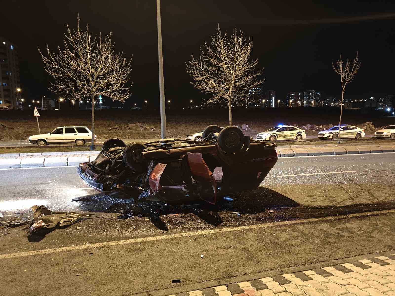 Kontrolden çıkan otomobil ters döndü: 4 yaralı
