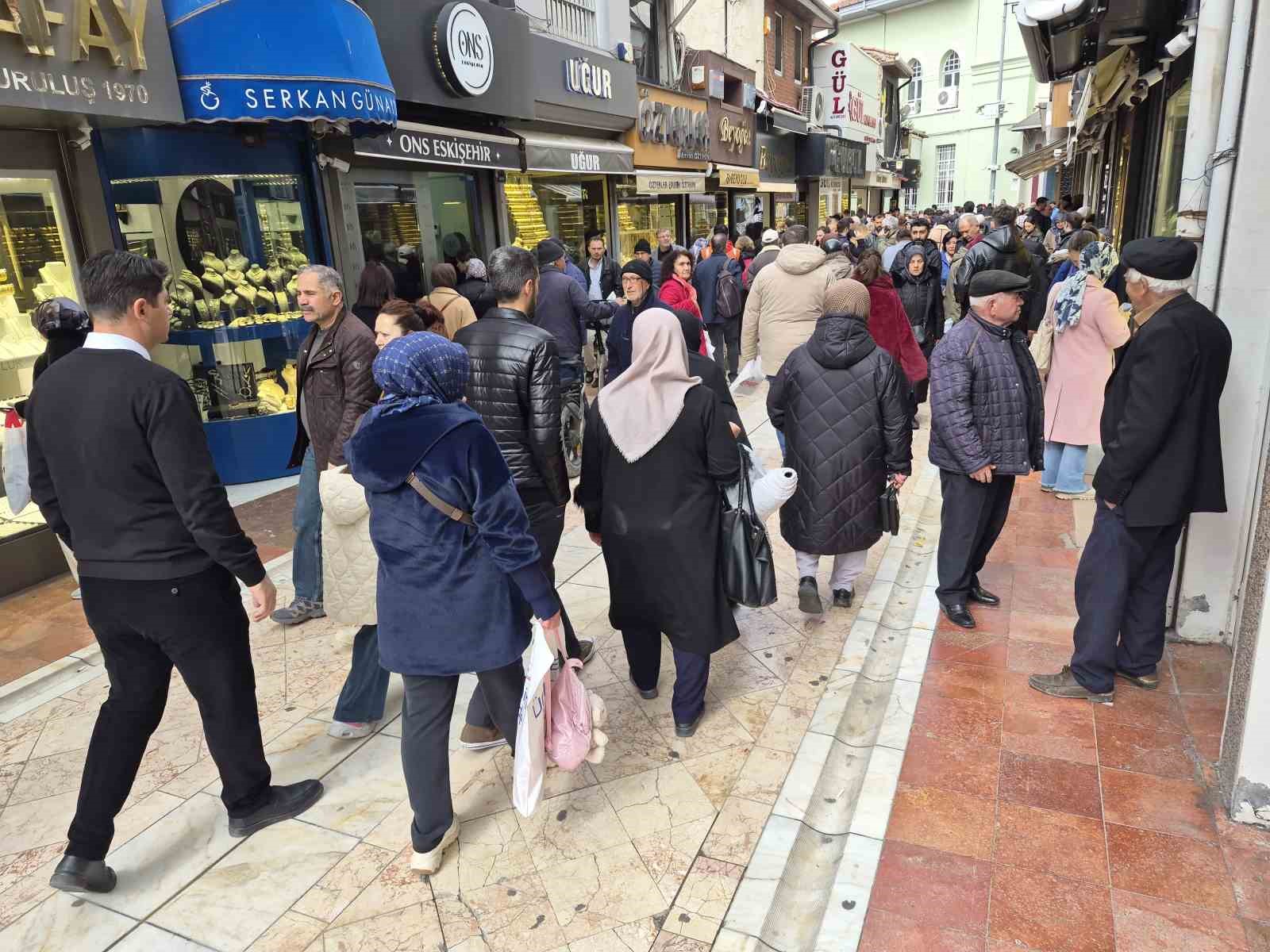 Altın fiyatları düşünce vatandaşlar kuyumculara akın etti
