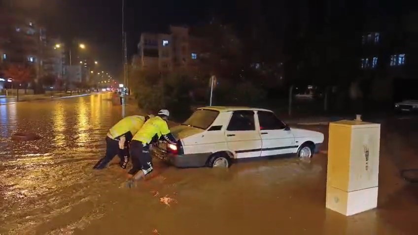 Adıyaman’da kuvvetli yağış sele neden oldu, araçlar mahsur kaldı

