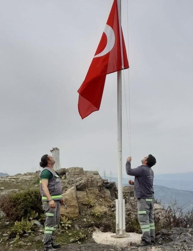 Buldan’ın 45 mahallesi ay yıldızlı bayraklarla donatılıyor
