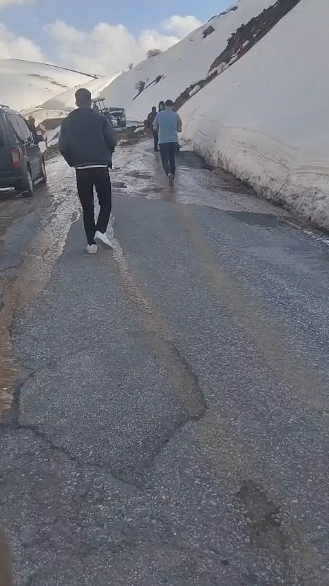 Heyelan nedeniyle kapanan Hasköy-Mutki yolu açıldı
