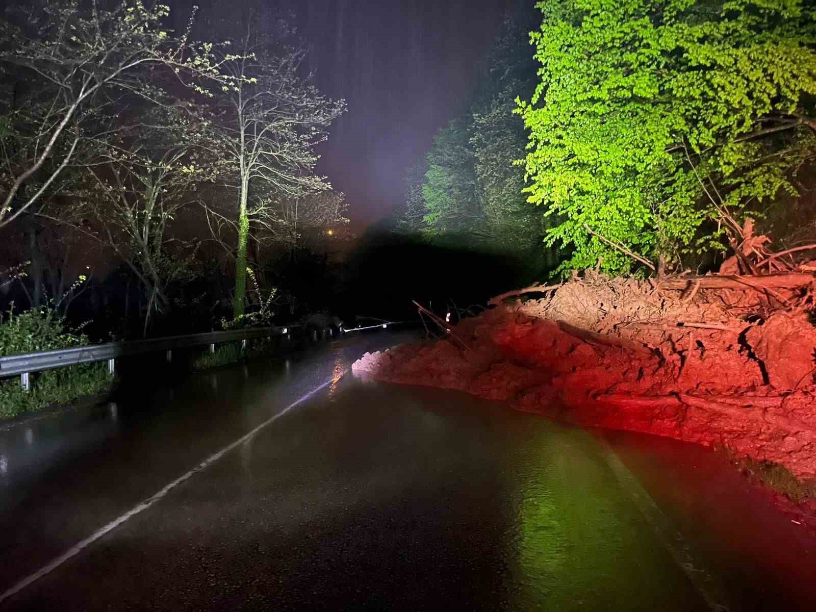 Ordu’da heyelan nedeniyle yol ulaşıma kapandı

