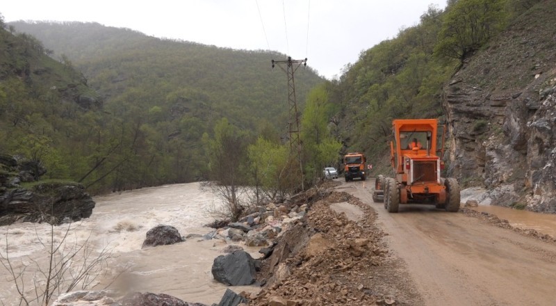 Munzur taşkını sonrası kapanan yol 2 günlük çalışmayla yeniden ulaşıma açıldı
