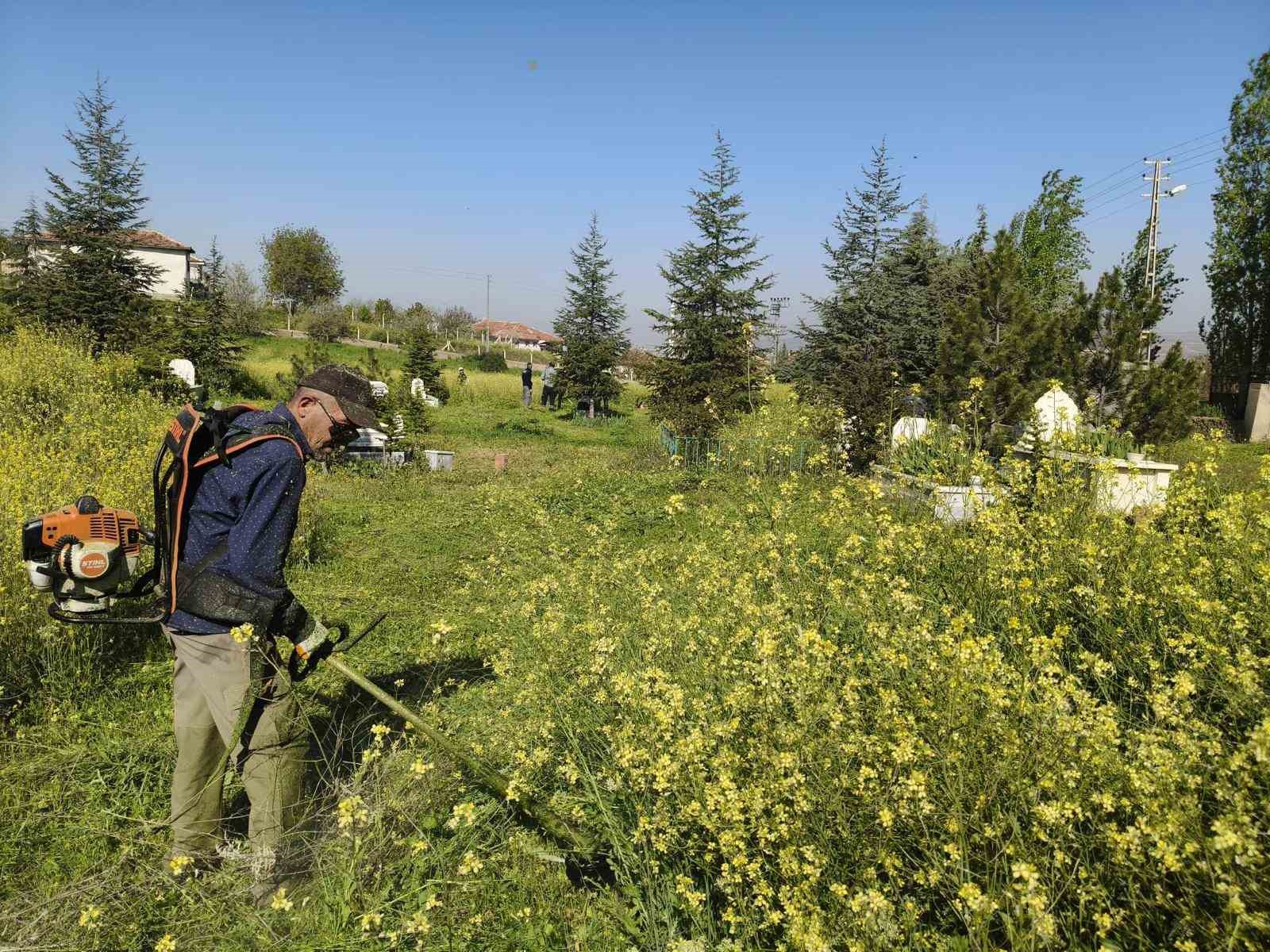 Kırıkkale’de mezarlıklarda bakım çalışması sürüyor

