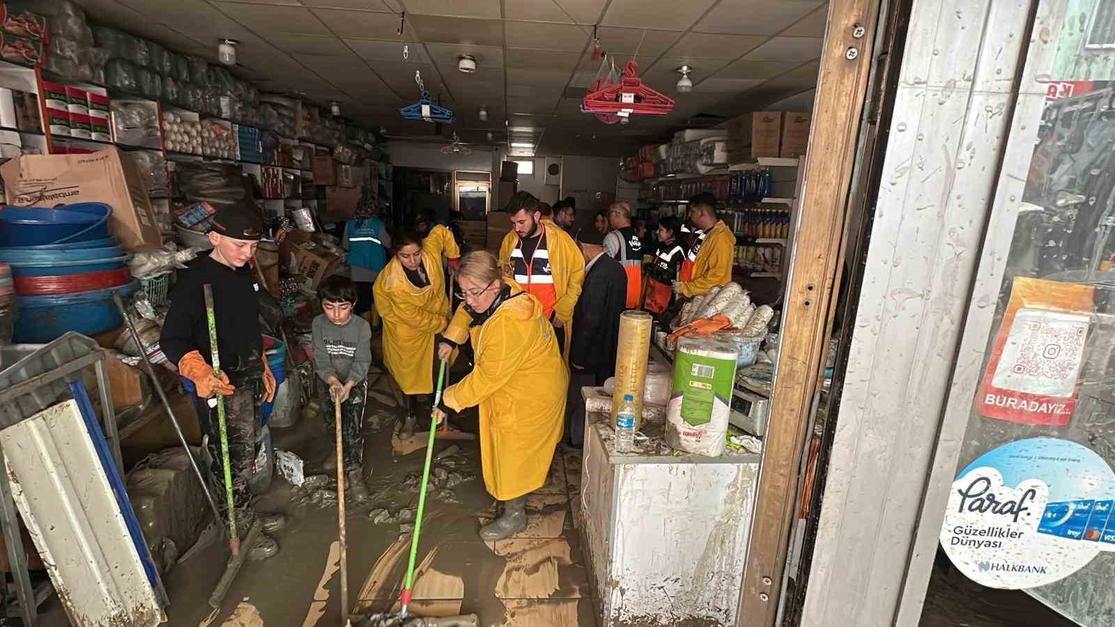 Havza’daki selin yaraları sarılıyor: 2 bin 624 personel ve bin 200 gönüllü görev yaptı

