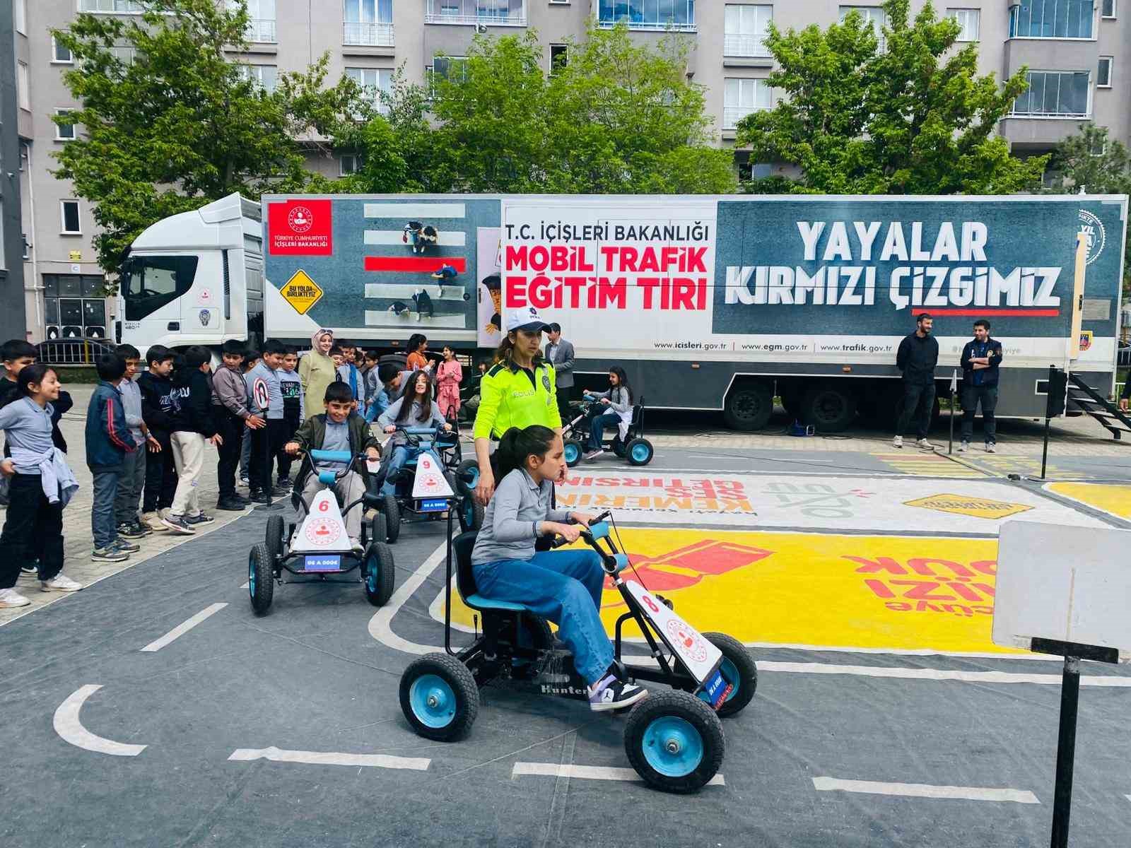 Oltu’da öğrencilere trafik eğitimi
