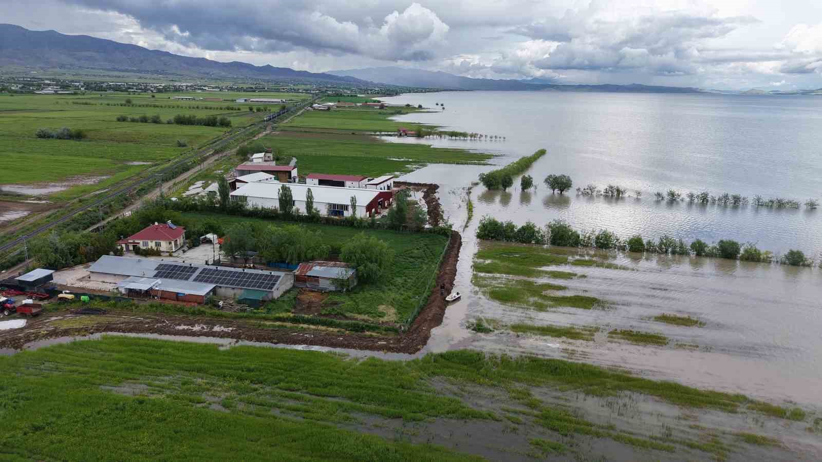 Elazığ’da üreticiler tedirgin: Çiftlikleri suyun altında kalmasın diye nöbet tutuyorlar
