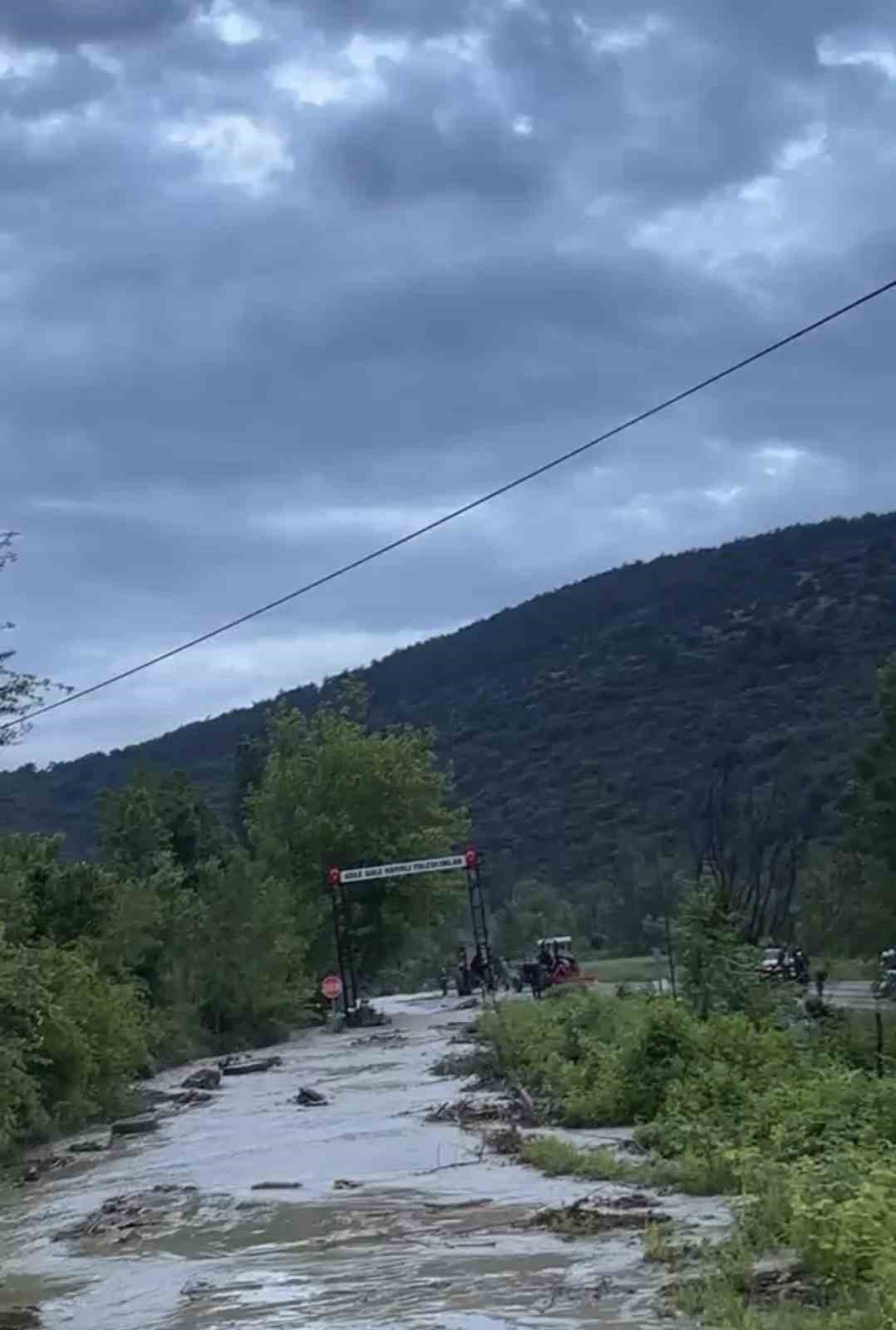 Niksar’da sel alarmı: Dereler taştı, araziler suya gömüldü
