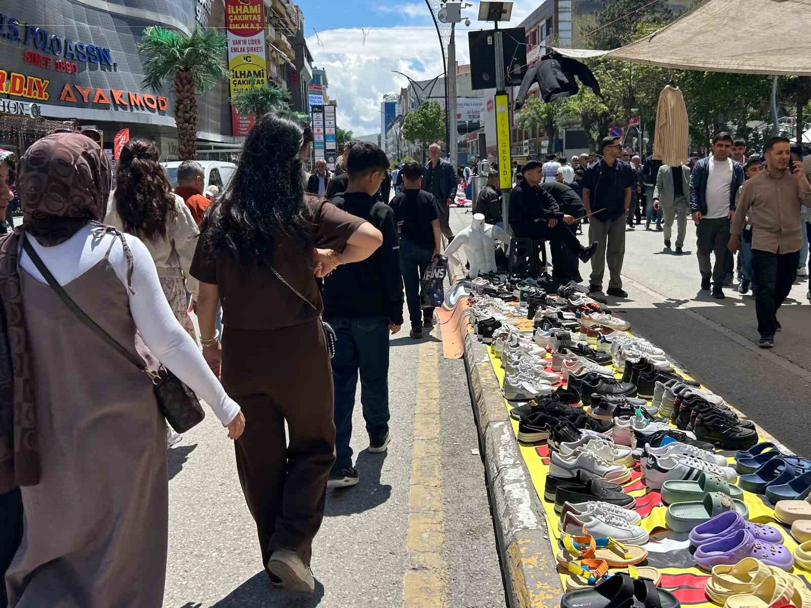 Van’da bayram yoğunluğu: Caddeler doldu taştı
