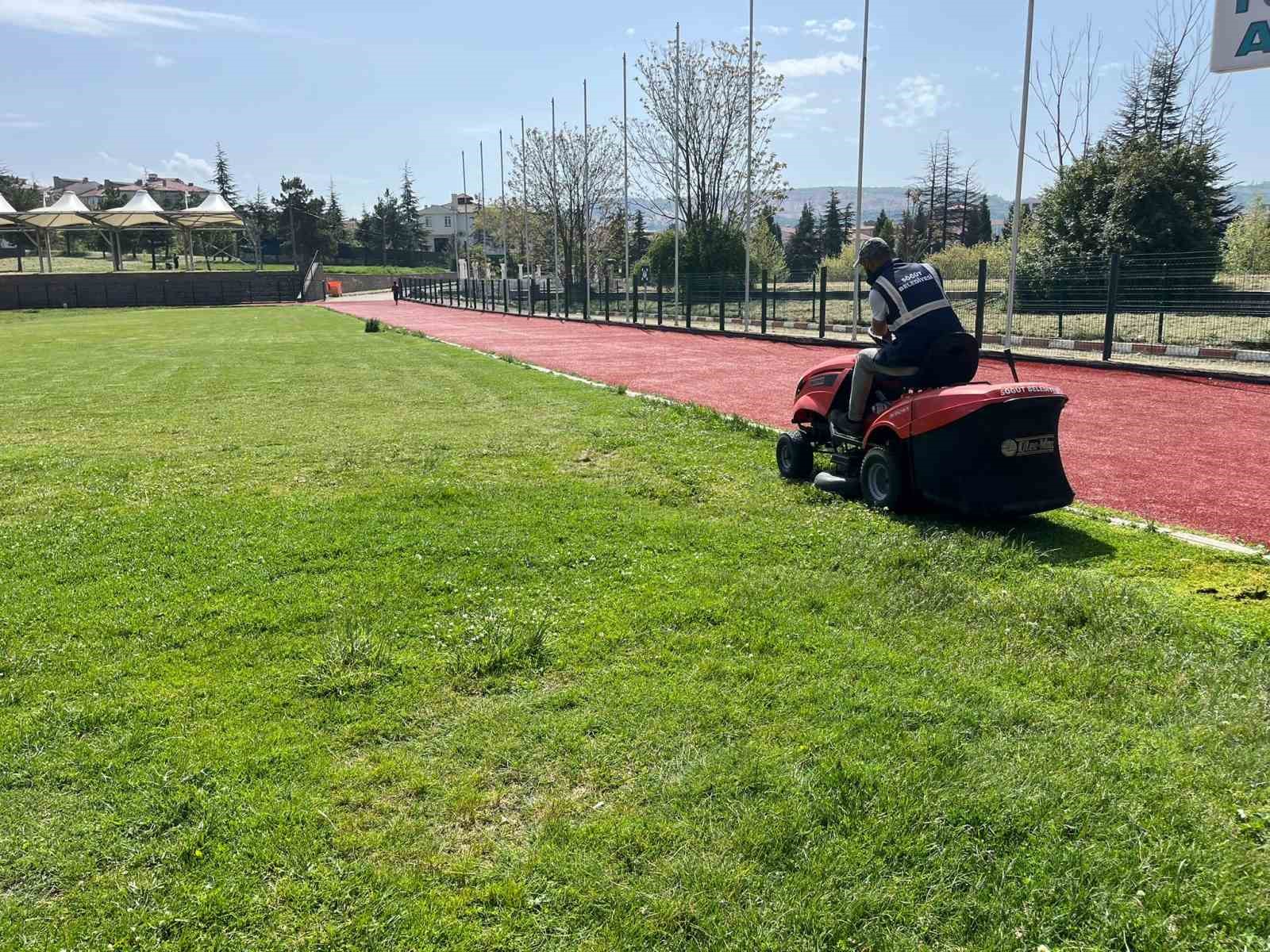 Söğüt’te park ve bahçelerde yoğun mesai
