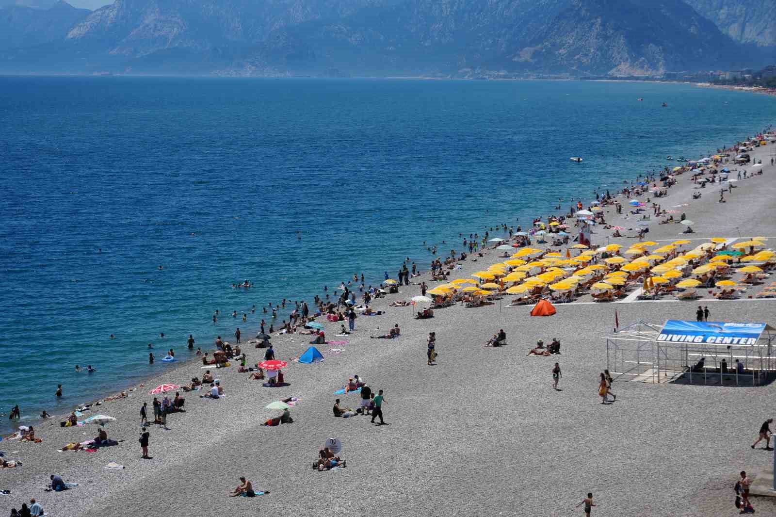 Bayramın ilk gününde tatilciler Antalya sahillerine akın etti

