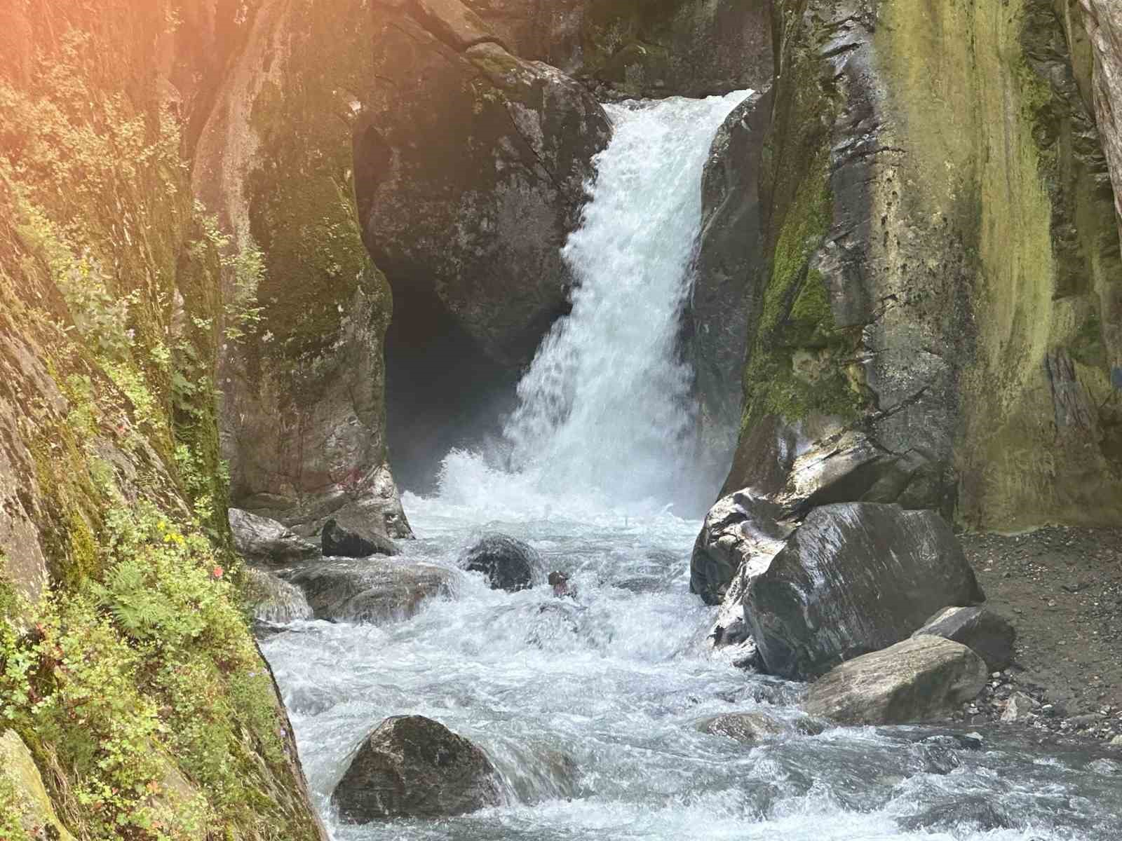 Saitabat Şelalesi eski ihtişamlı günlerine döndü
