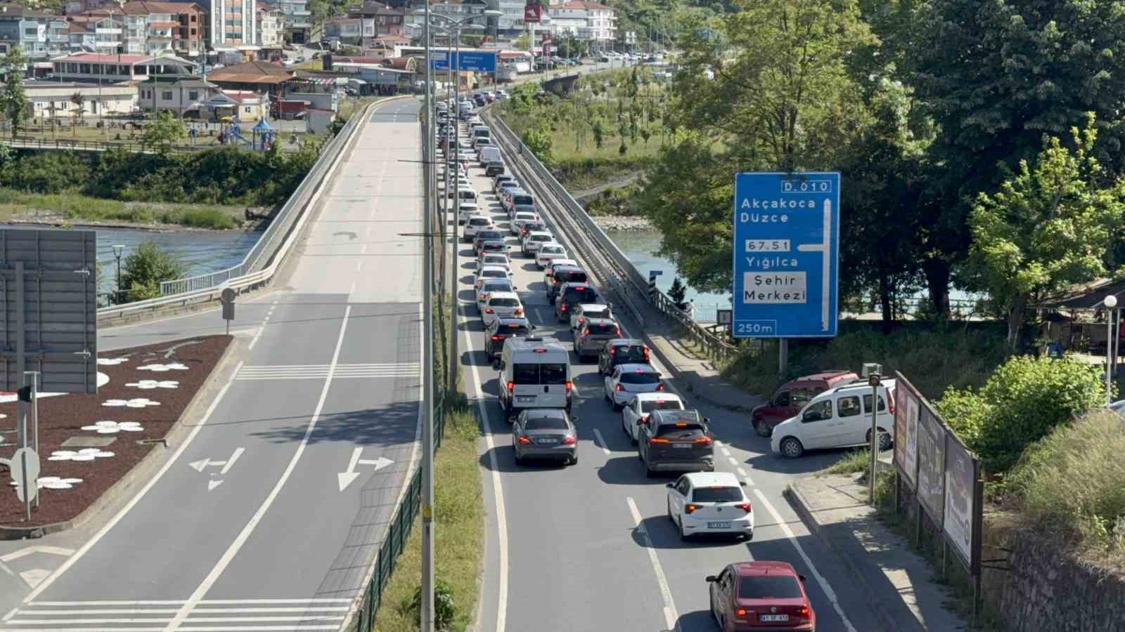 Bayram dönüşü trafik kilitlendi
