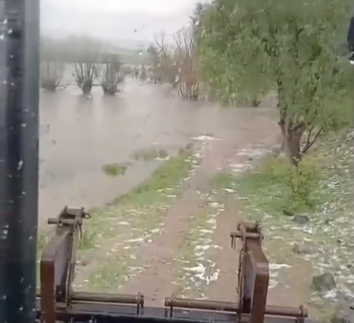 Bolu’da sağanak yağış dereleri taşırdı: Bahçe ve ahırlar sular altında kaldı

