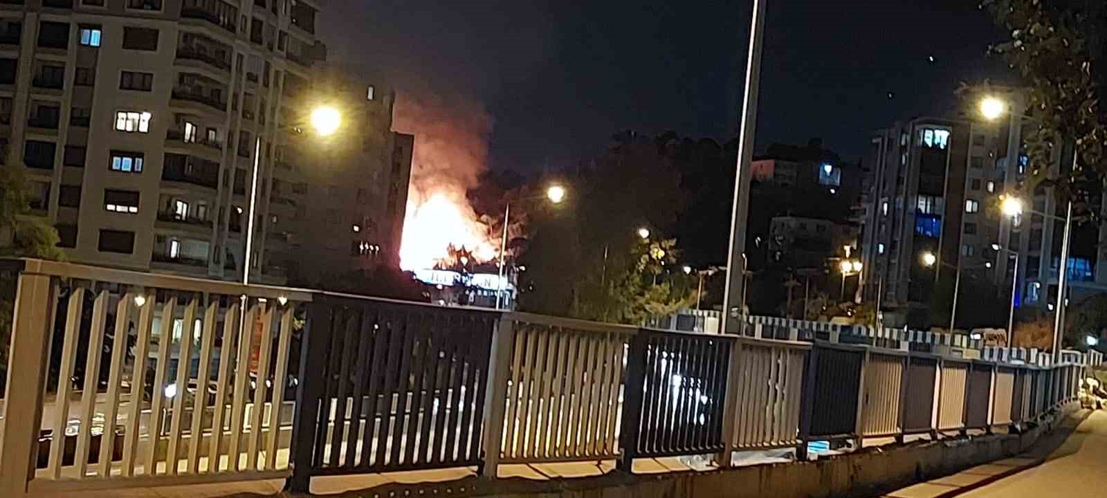 İzmir’de otluk alanda korkutan yangın
