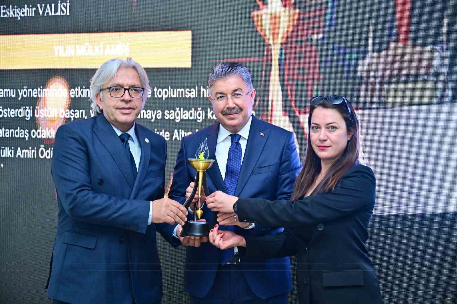 Eskişehir Valisi Yılmaz, ’Yılın Mülki İdare Amiri’ seçildi
