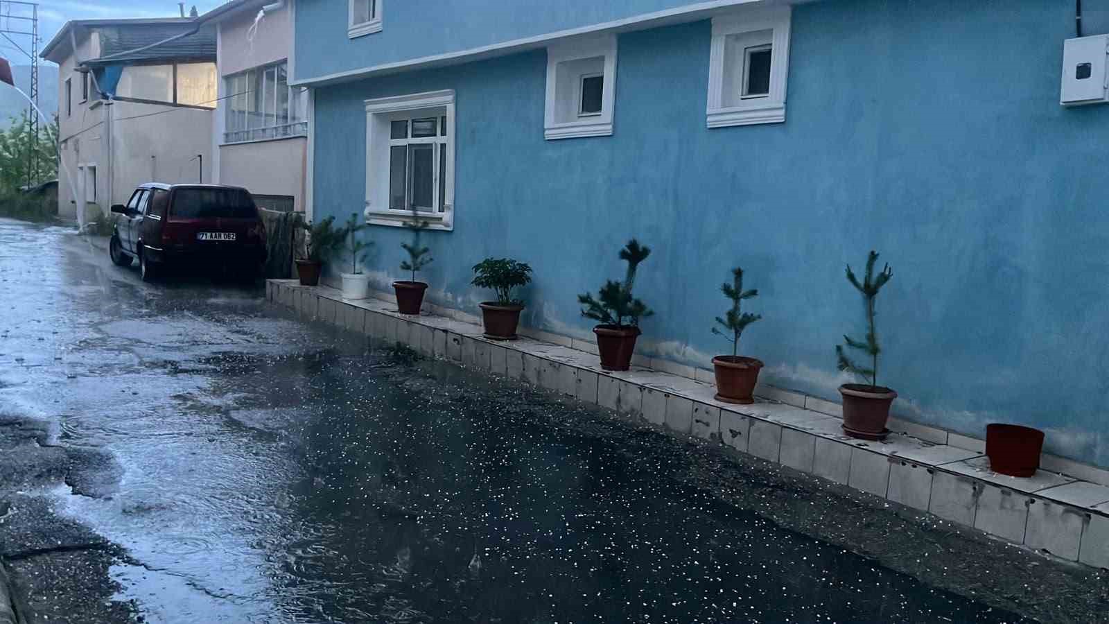 Bayburt’ta kısa süreli dolu etkili oldu

