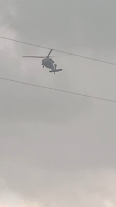 Askeri helikopter dolu ve yağmura yakalandı
