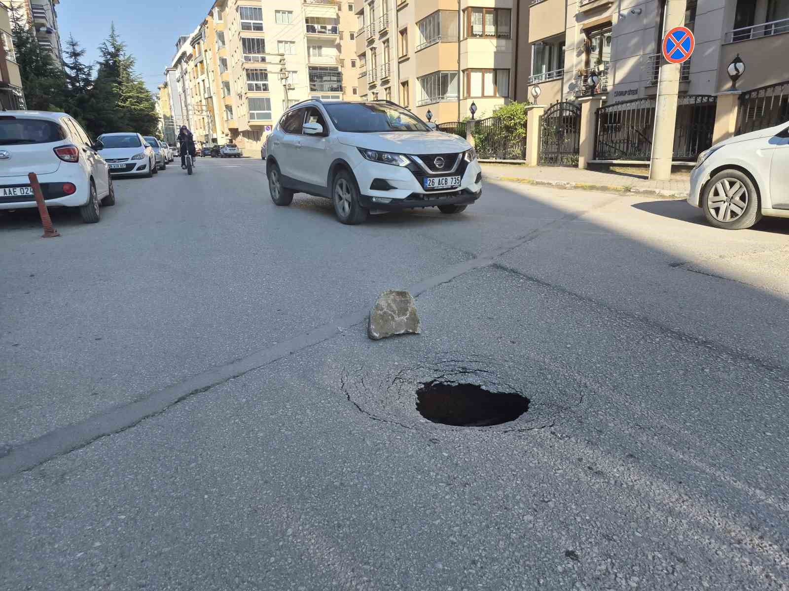Eskişehir’de yol çöktü, sürücüler zor anlar yaşadı
