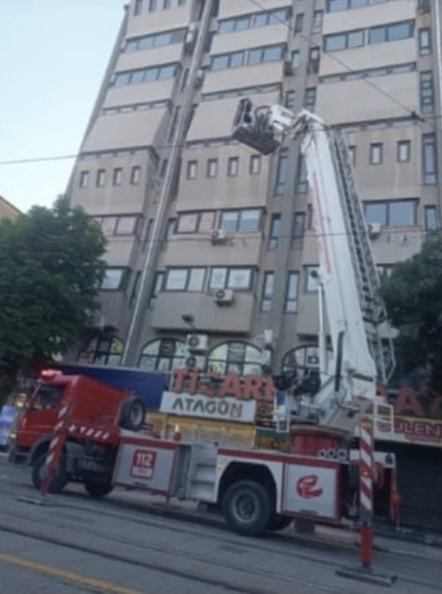 Binanın dış cephesindeki beton parçalar yayaların arasına düştü
