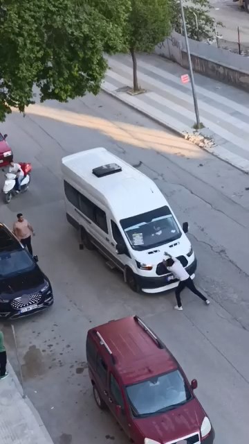 Önünü kestiği yolcu minibüsünü yumrukladı

