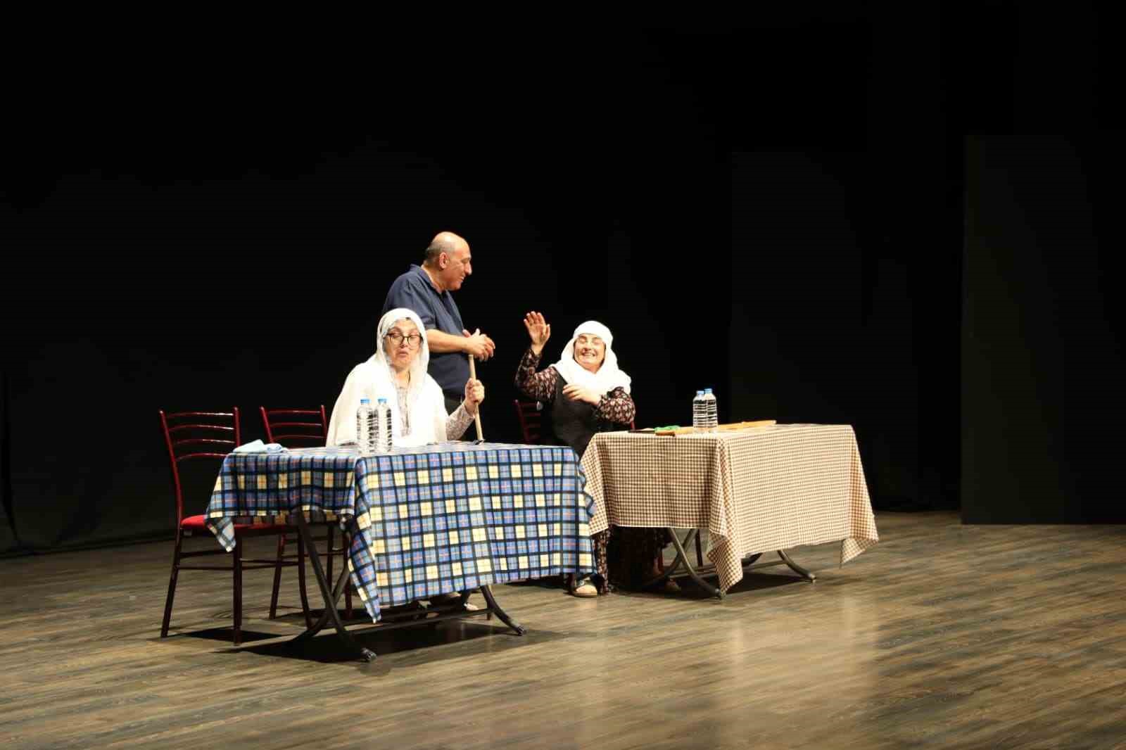 Aydın’da ’Lokanta’ oyunu tiyatroseverlerden tam not aldı
