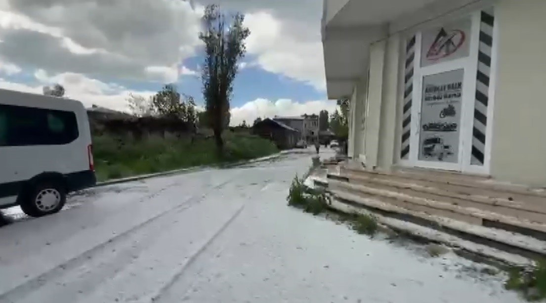 Kars’a dolu yağdı: Vatandaşlar kar temizler gibi kürek salladı
