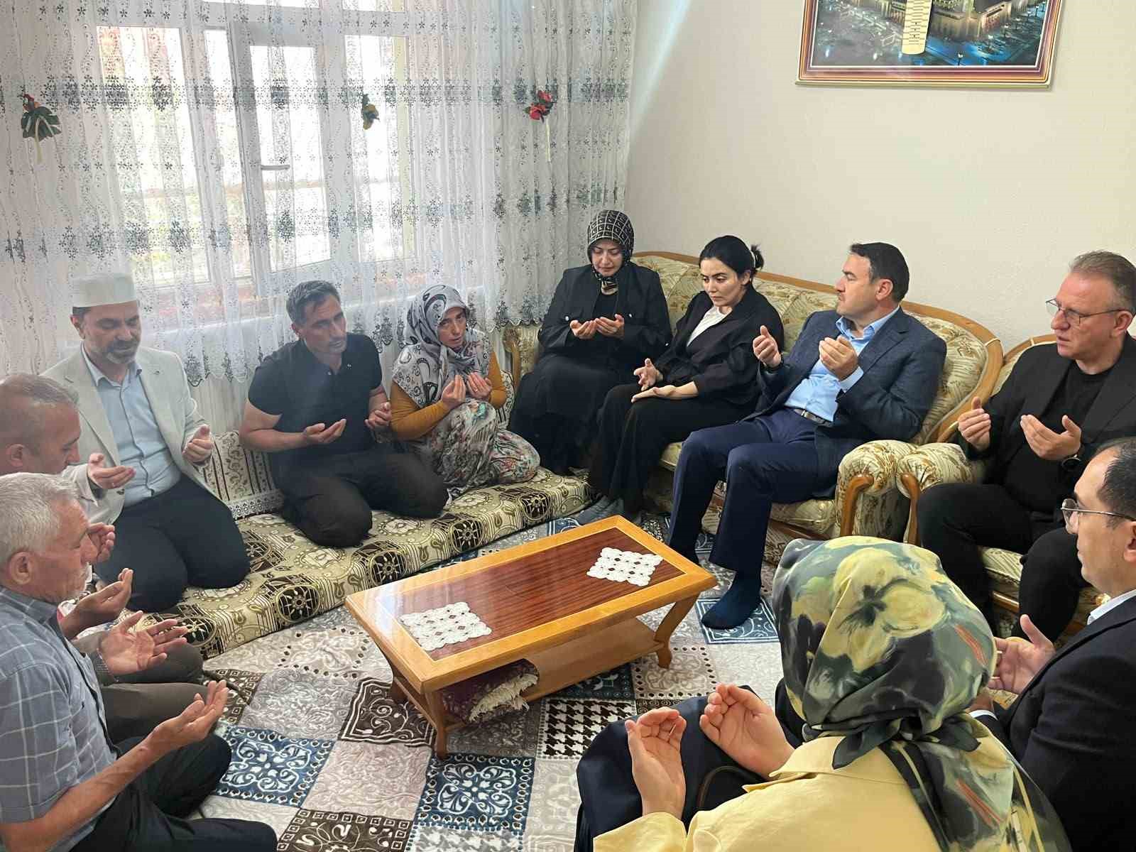 Vali Işın’dan Muhammet Çakıcı’nın ailesine taziye ziyareti
