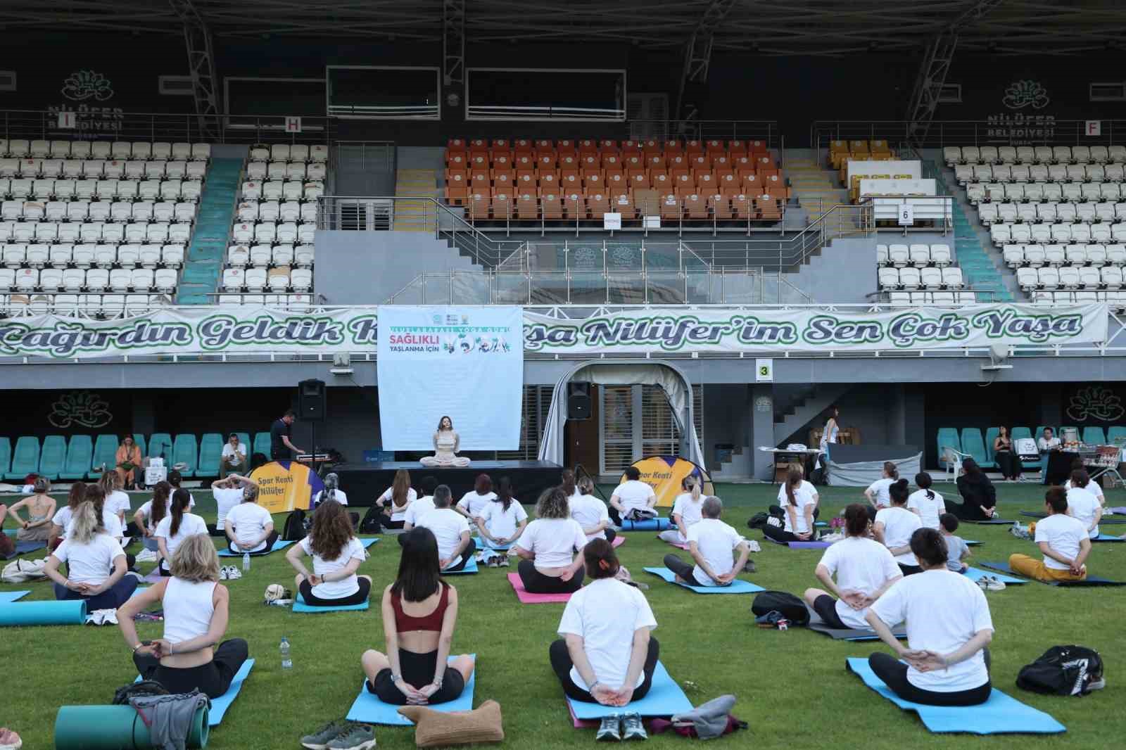 Sağlıklı yaşlanma için yoga yaptılar
