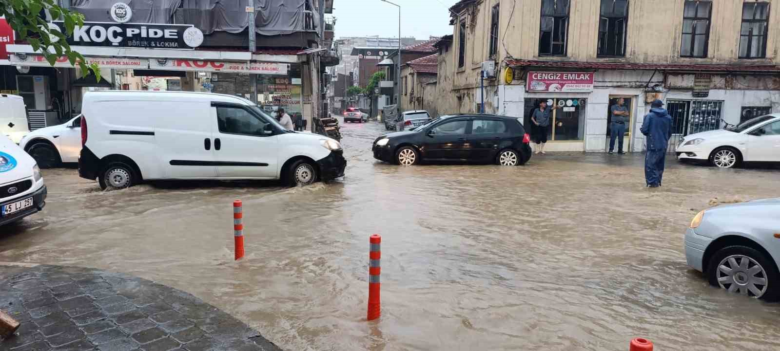 Salihli’yi sağanak vurdu, çok sayıda ev ve iş yeri su altında kaldı
