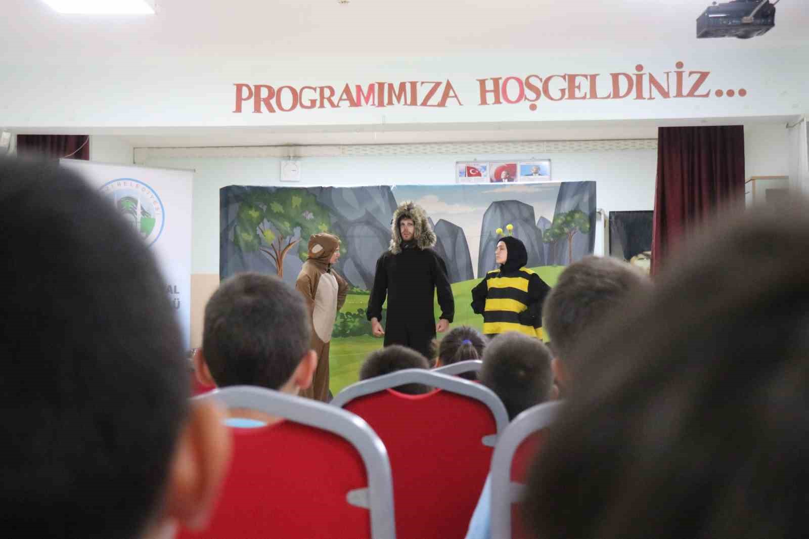 32 okulda 5 bin öğrenciye akran zorbalığına karşı tiyatrolu eğitim verildi
