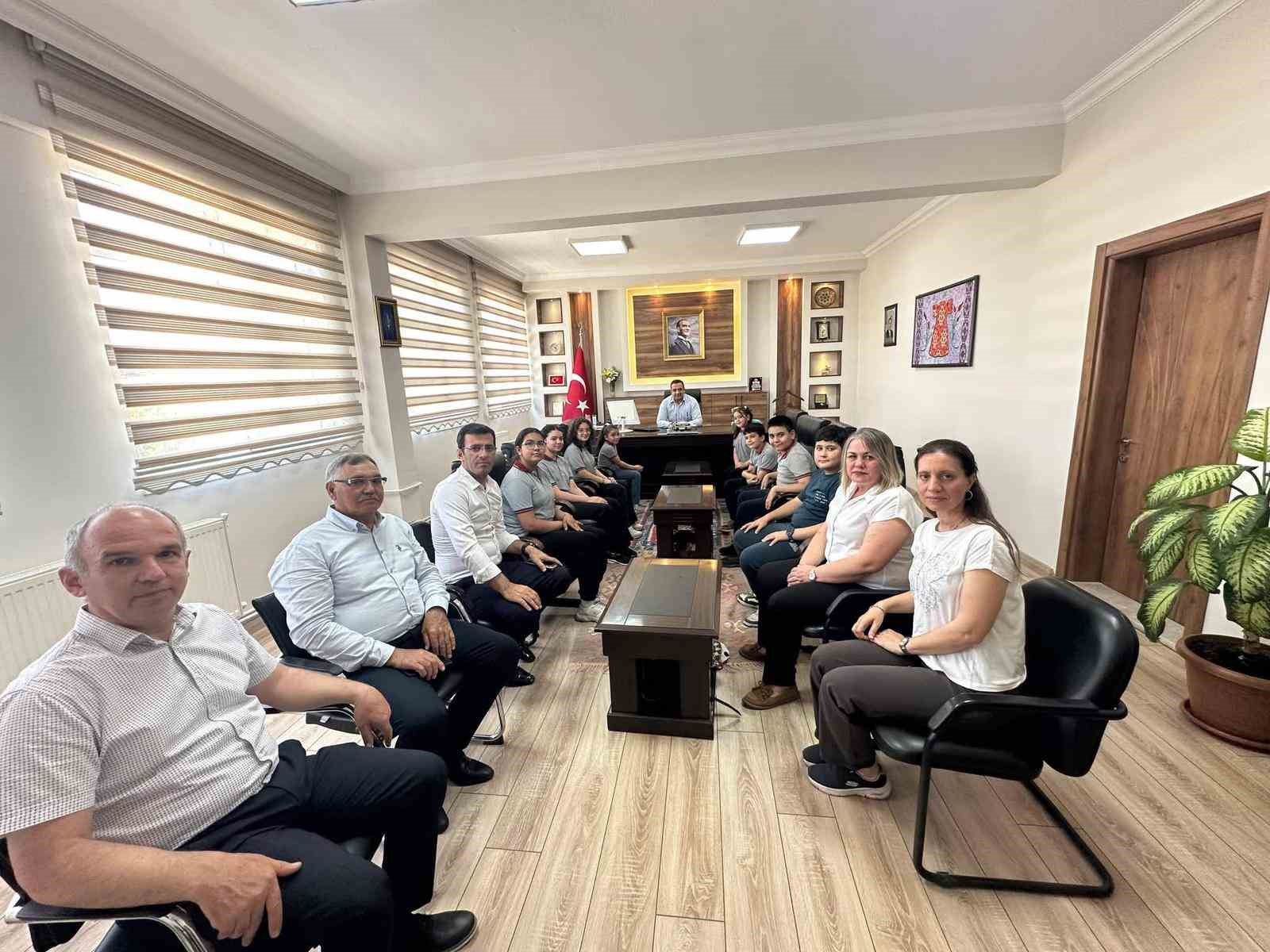 Sarıgöl’ün gururu öğrencilerden Kaymakam Dalak’a ziyaret
