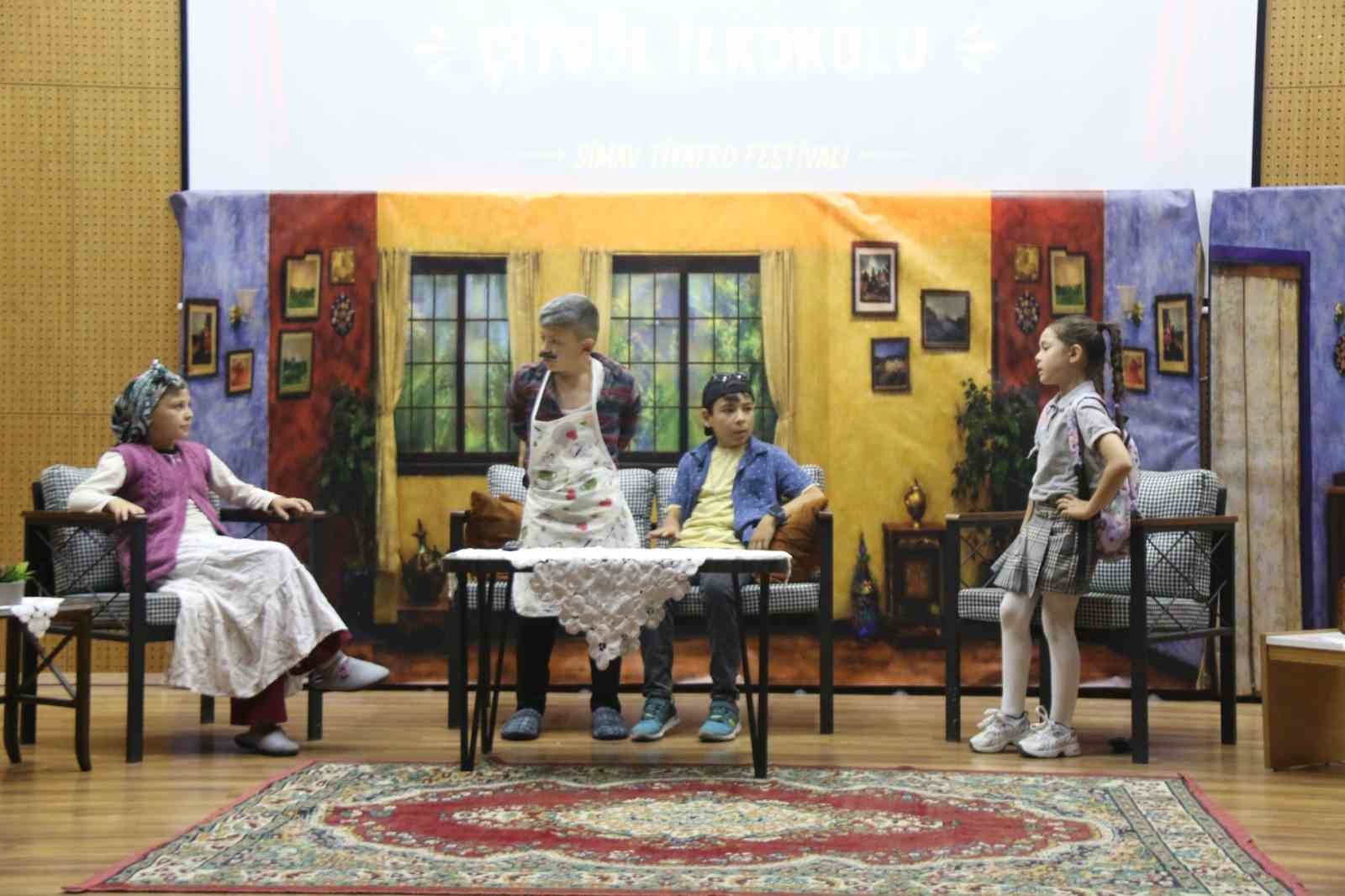 Simav’da "Aile" temalı tiyatro festivalinin ödül töreni düzenlendi
