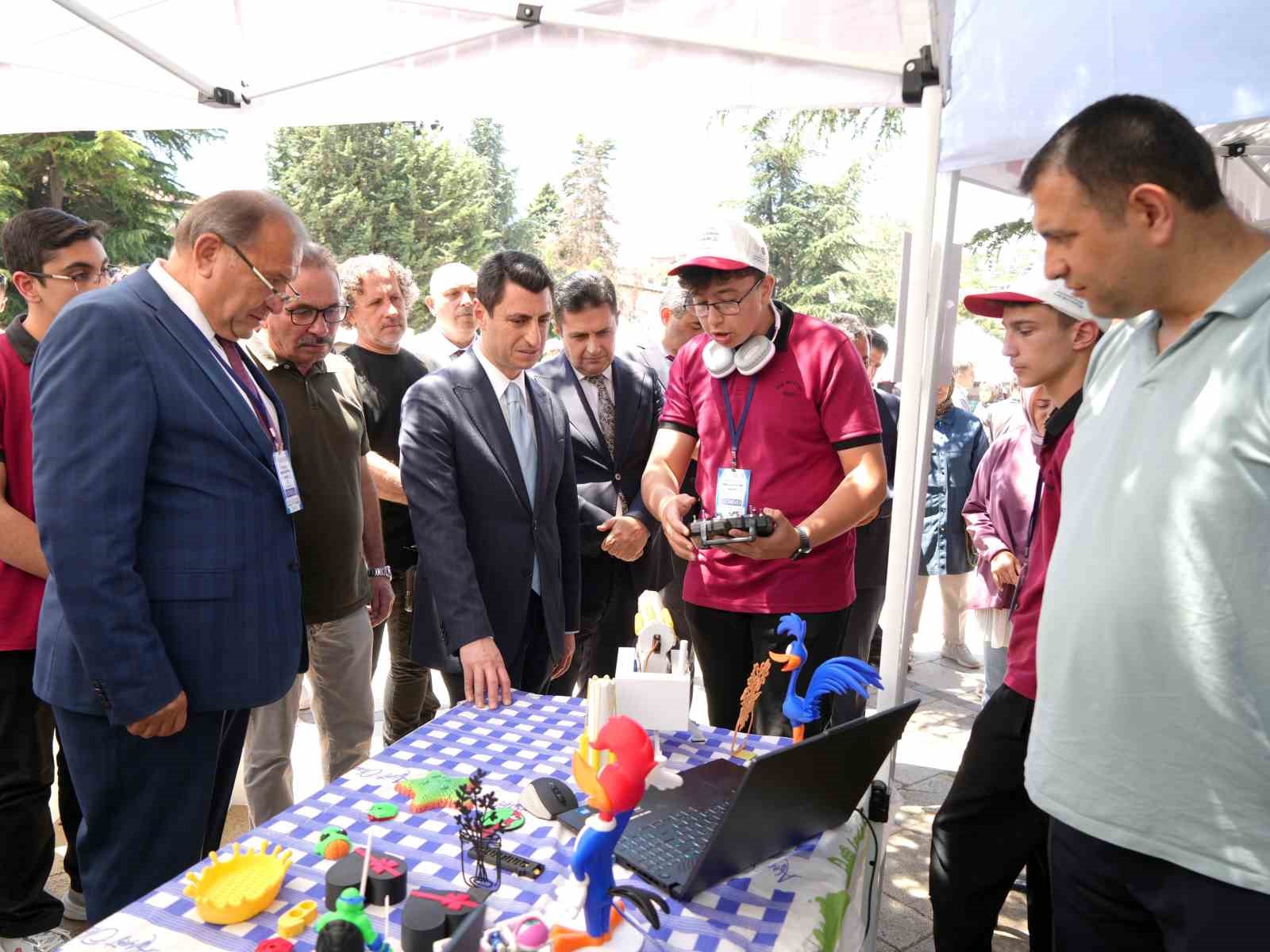 Meslek lisesi öğrencilerinin yaptığı ürünler görücüye çıktı
