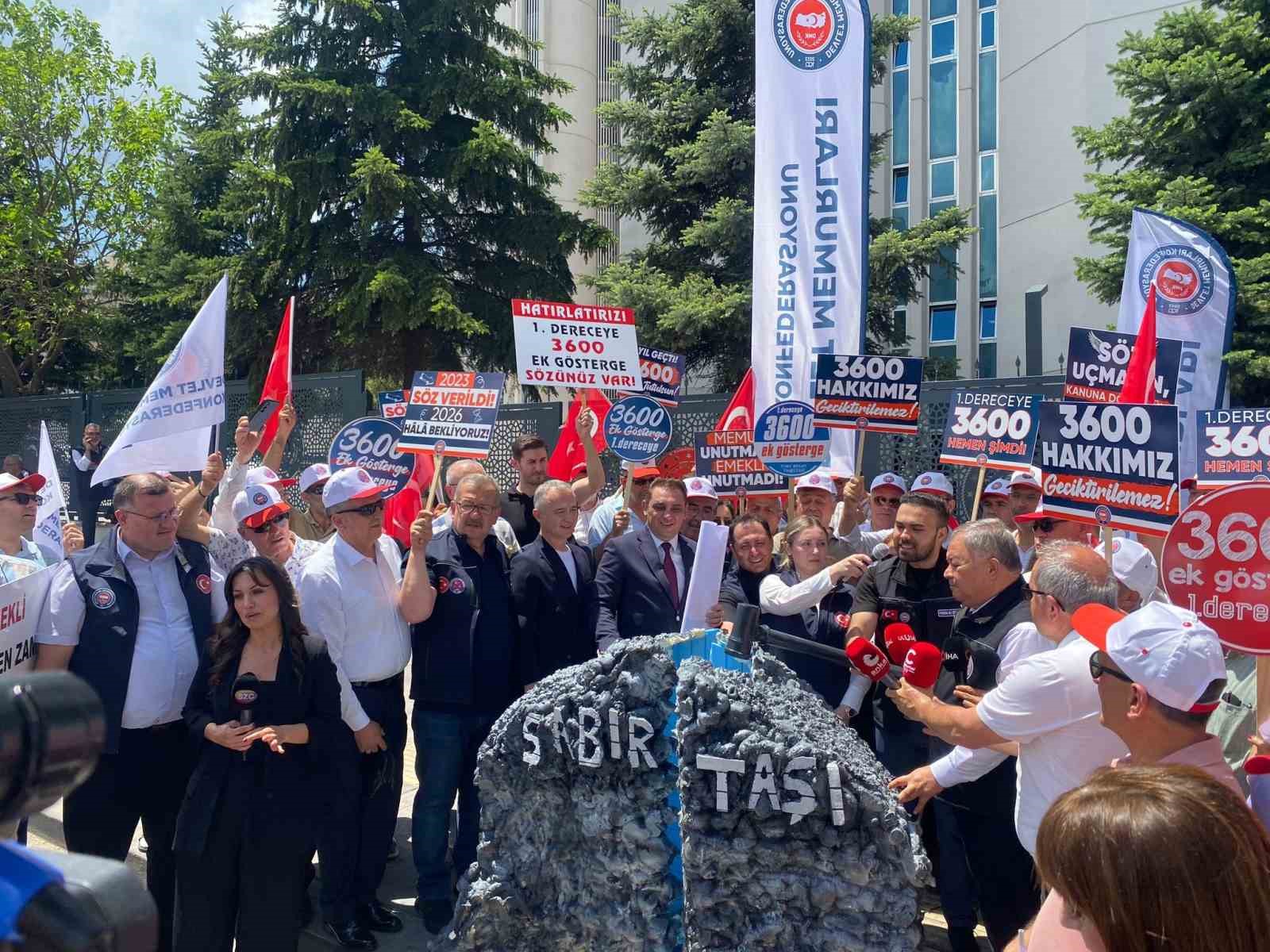 Memurlar taleplerini "sabır taşı" ile dile getirdi
