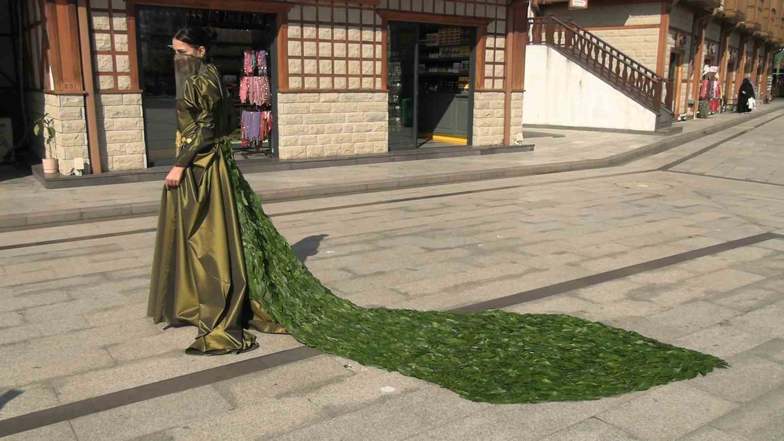 İranlı öğrenci 5 bin çay yaprağı kullanarak elbise tasarladı
