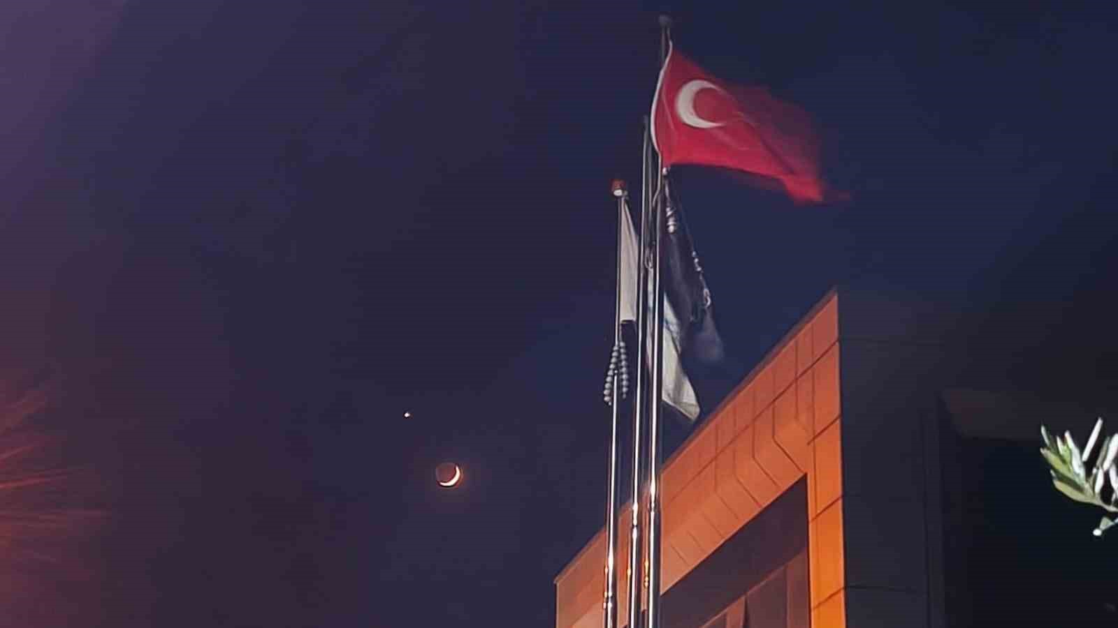 Türk bayrağı ile ay ve yıldız aynı karede
