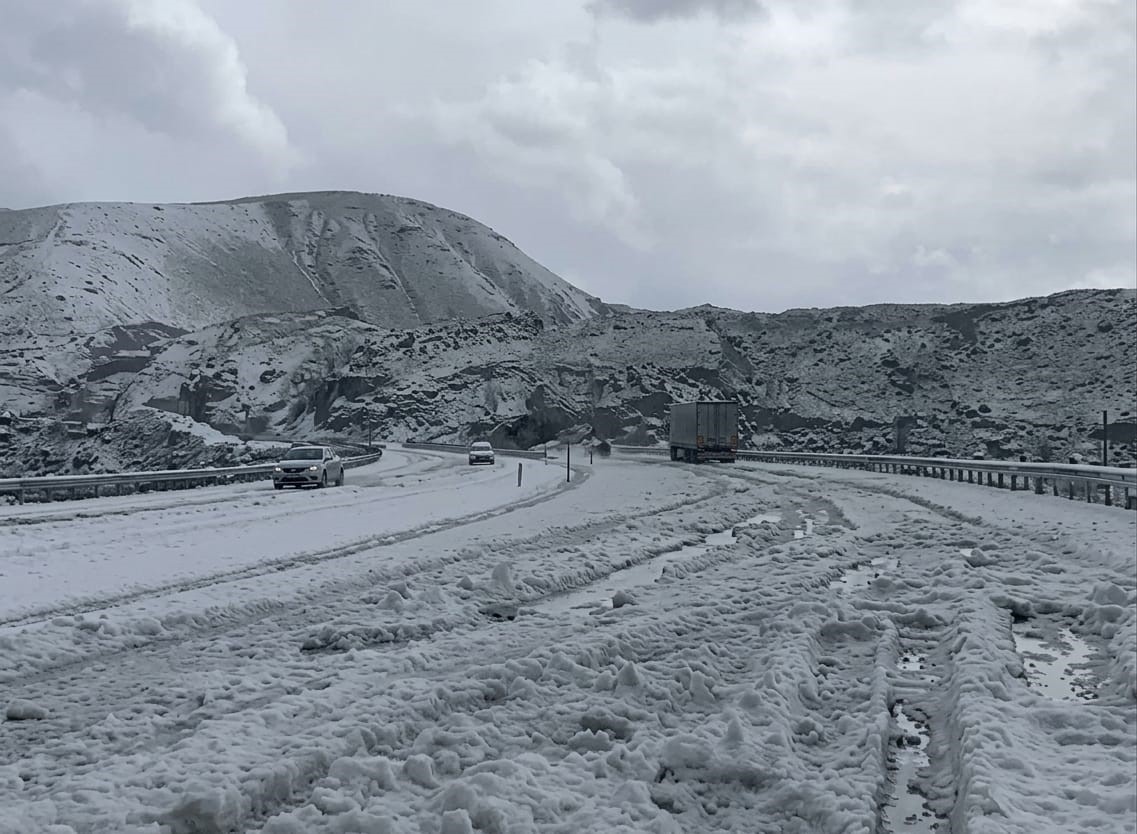 Tendürek Geçidi’nde dolu yağışı kışı aratmadı
