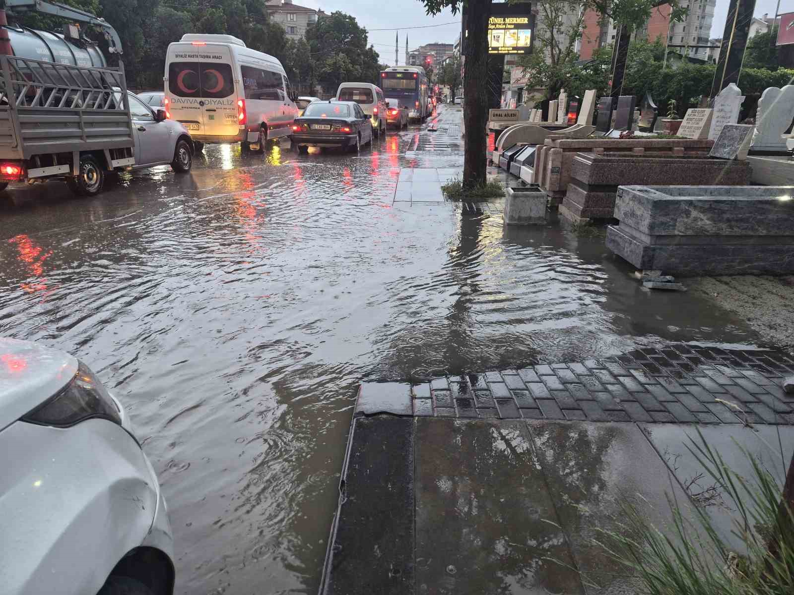 Ankara’da sağanak etkili oldu, sokaklar göle döndü

