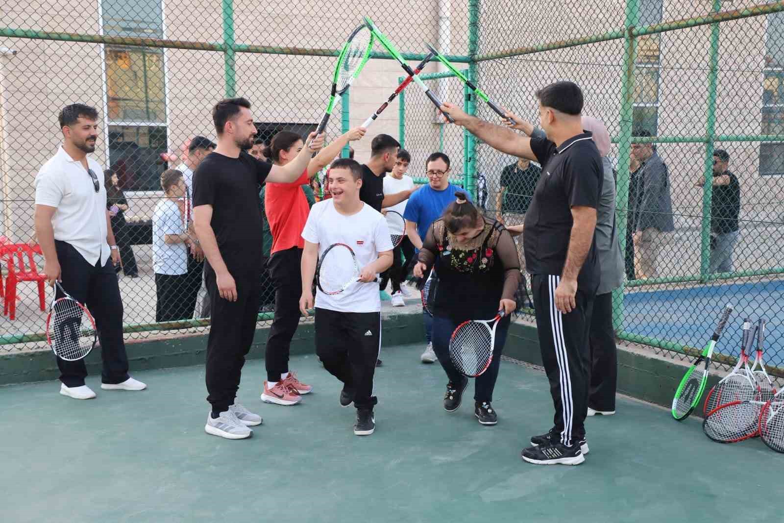 Cizre’de özel çocuklar için tenis şöleni
