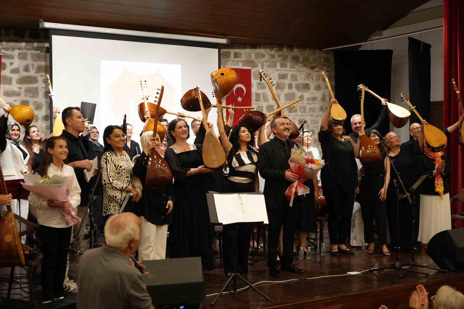 Emekli astsubaylardan Babalar Günü’ne özel türkü şöleni
