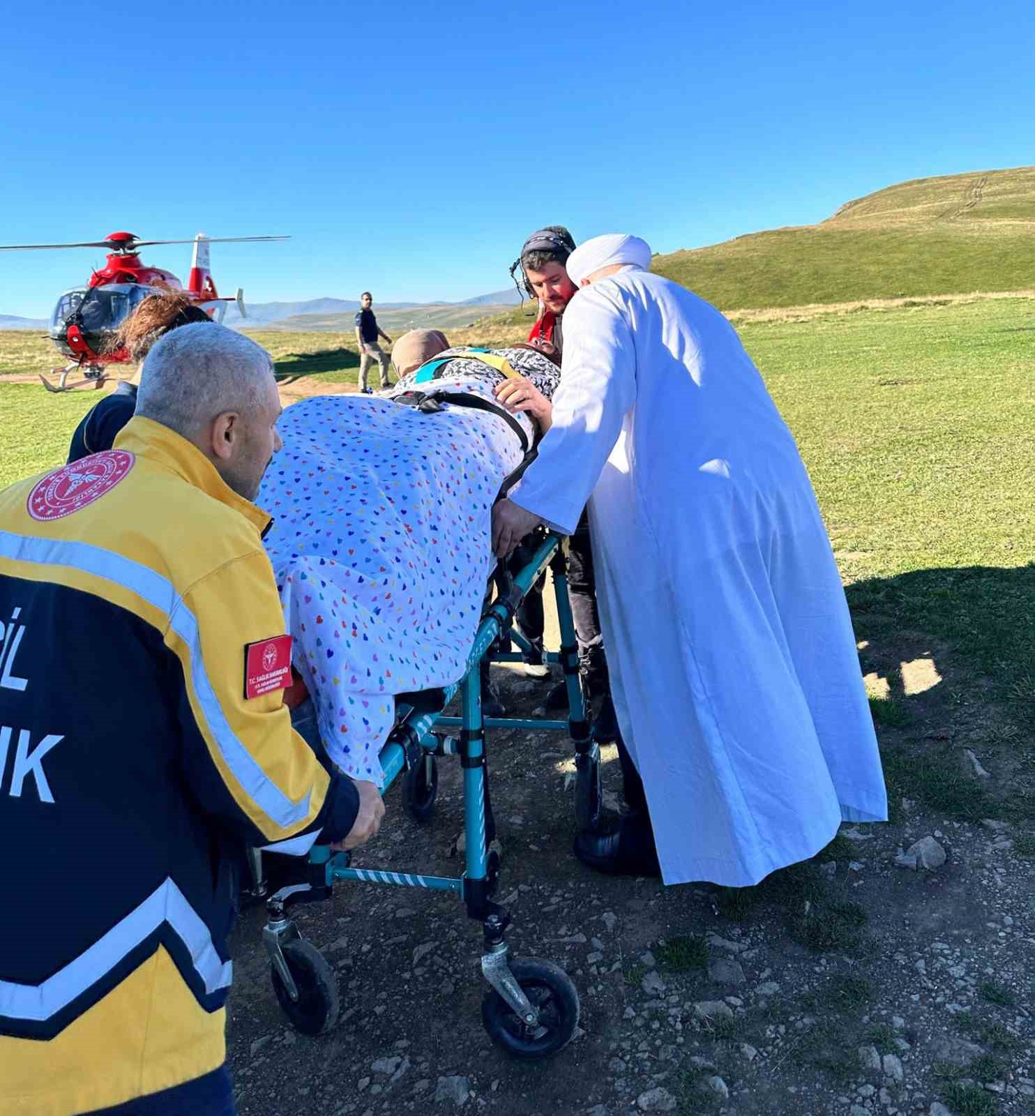 Trabzon’daki Eğrisu Yaylası’nda düşerek yaralanan hasta, ambulans uçakla Kanuni Eğitim ve Araştırma Hastanesi’ne getirildi
