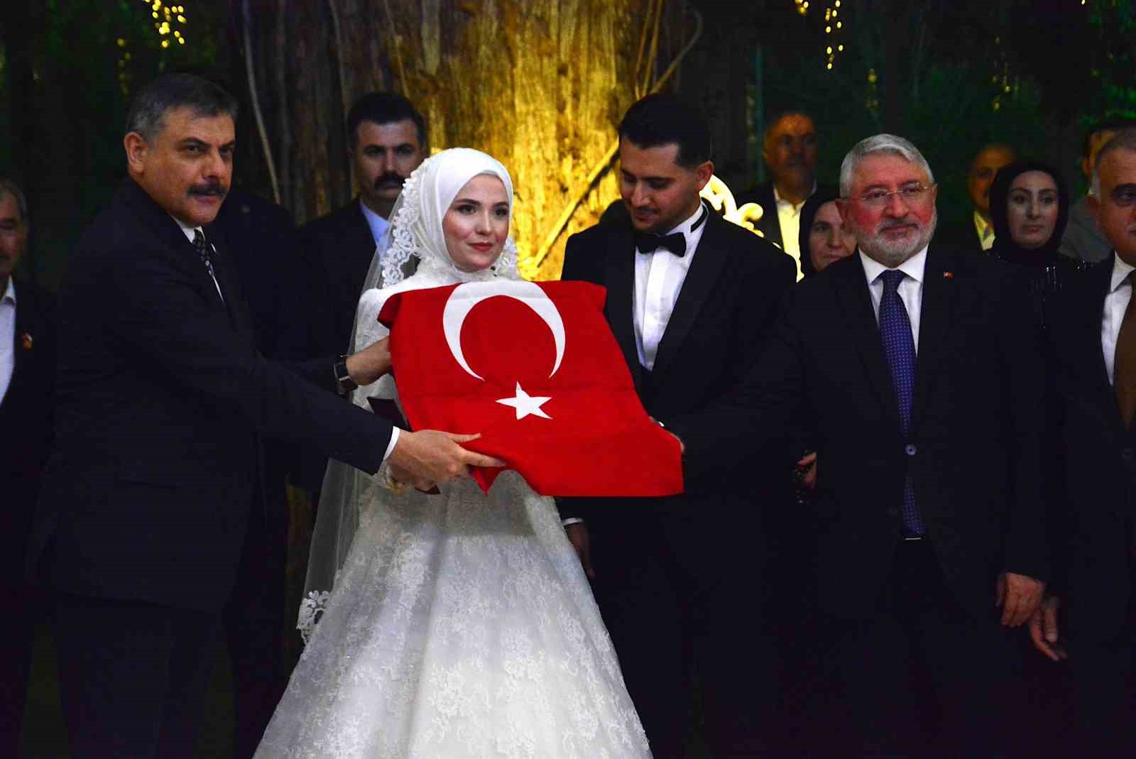 İçişleri Bakanı Çiftçi, AK Parti Çorum İl Başkanı’nın oğlunun düğününe katıldı
