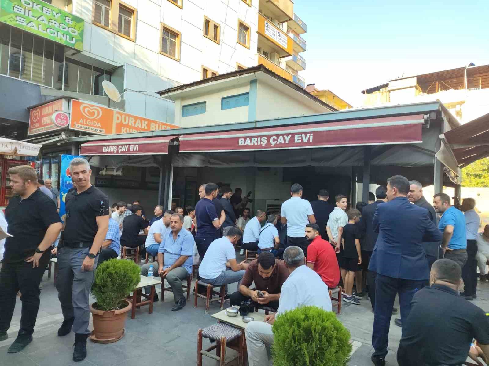 Bakan Tekin, Batman’da çayevinde vatandaşlarla bir araya geldi
