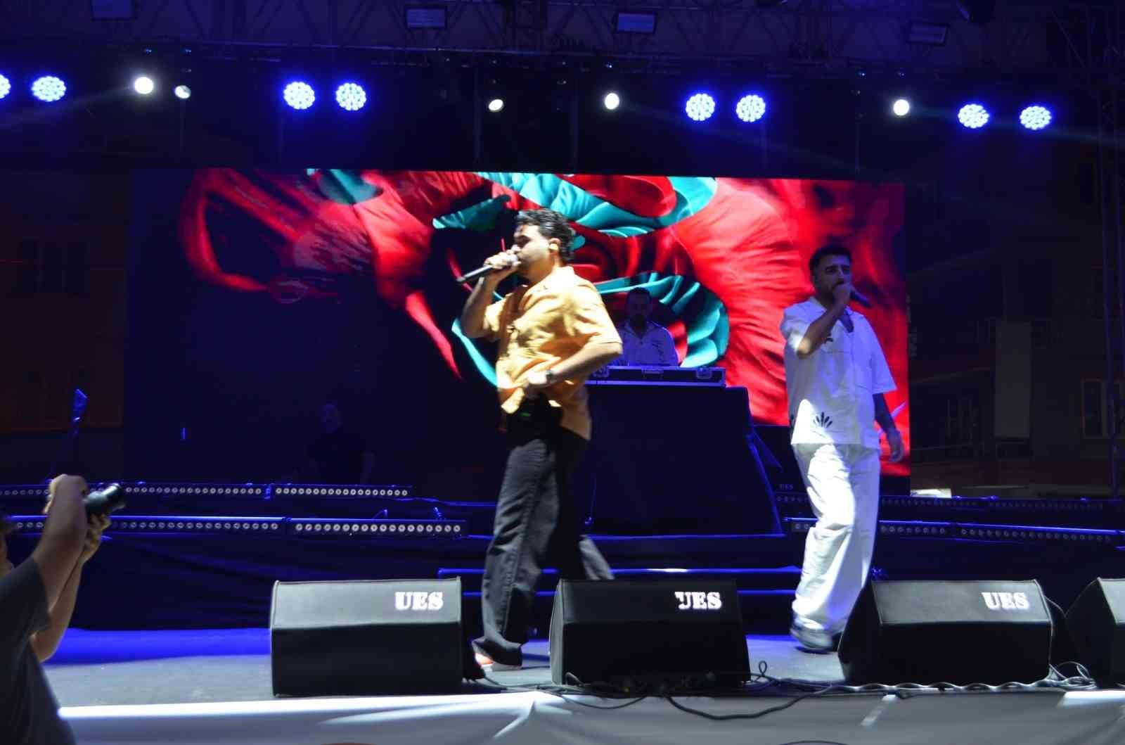 Selendi’de sahne alan Tefo & Seko gençleri coşturdu
